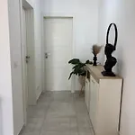 Modern One Bedroom شقة *