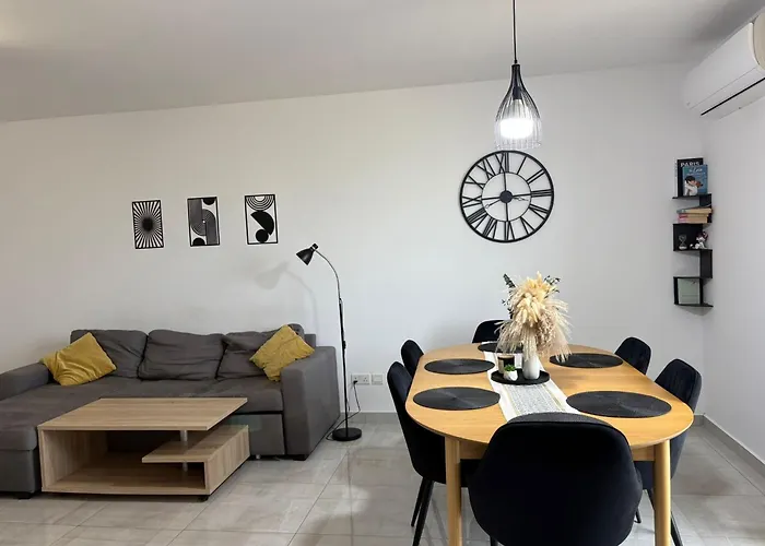 Modern One Bedroom Apartment *